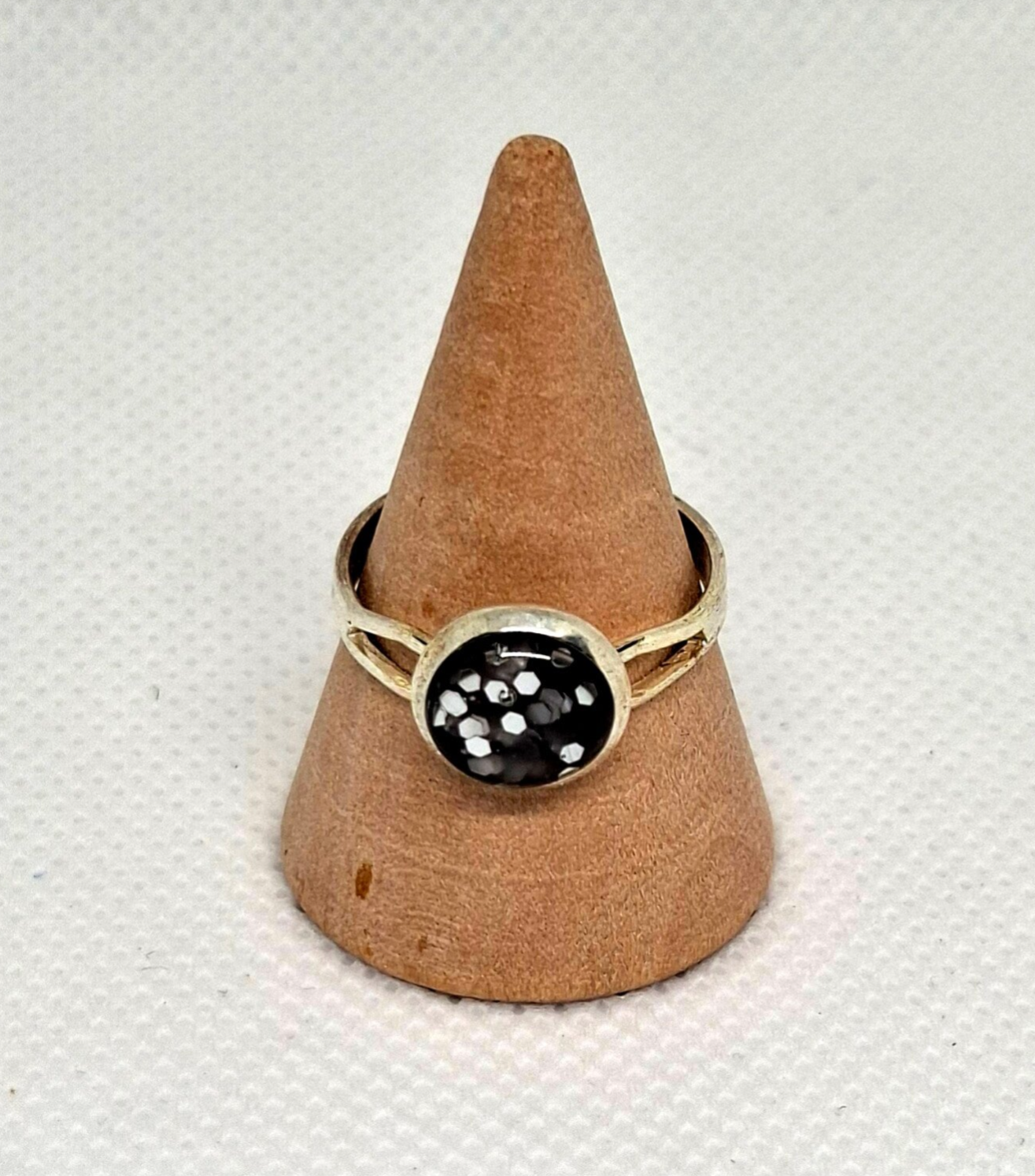 Zilverkleurige ring met epoxy bedel in diverse kleuren