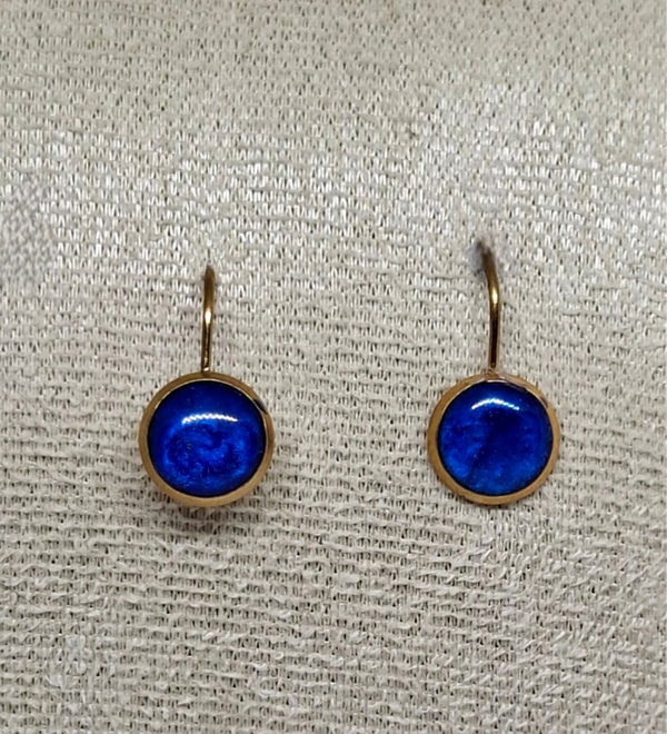 oorbellen goudkleurig gevuld met donkerblauwe epoxy