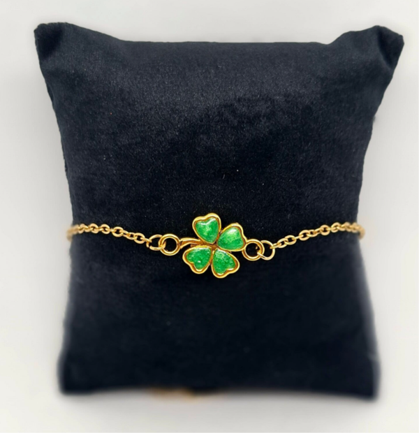 Armbandje goudkleurig met groen klavertje 4