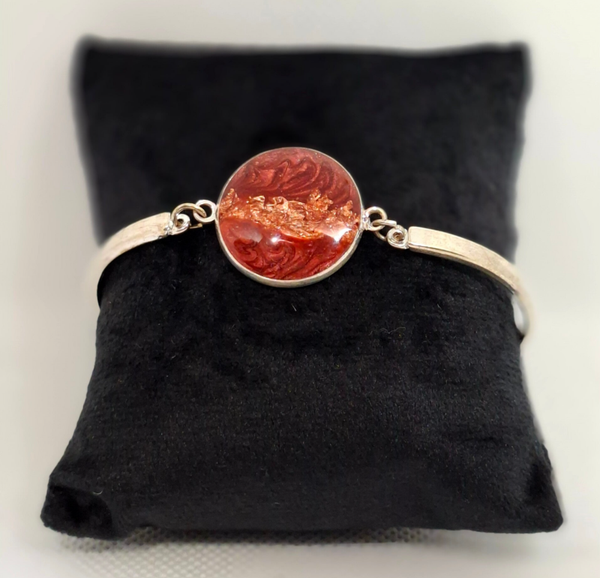 Armband zilverkleurig met epoxy bedel
