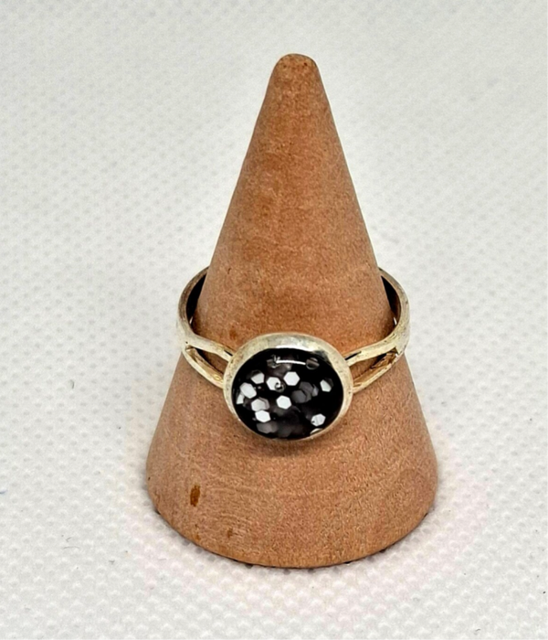 Zilverkleurige ring met ronde epoxybedel