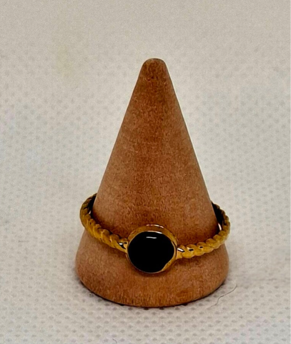 Goudkleurige gedraaide ring met kleine epoxy bedel