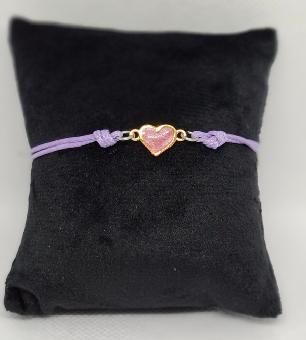 Armbandje gekleurd koord met bedeltje hartje gevuld met epoxy
