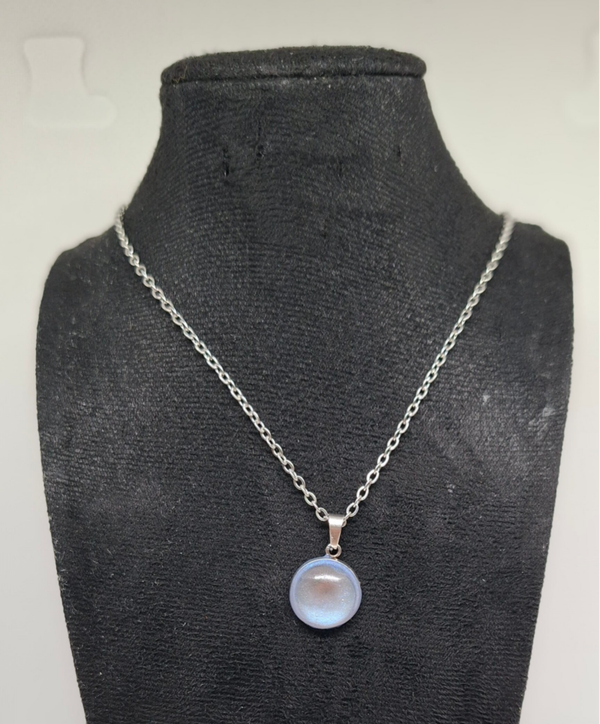ketting kleine stainless steel ronde bedel, ketting  zilverkleurig of zwart imitatieleer