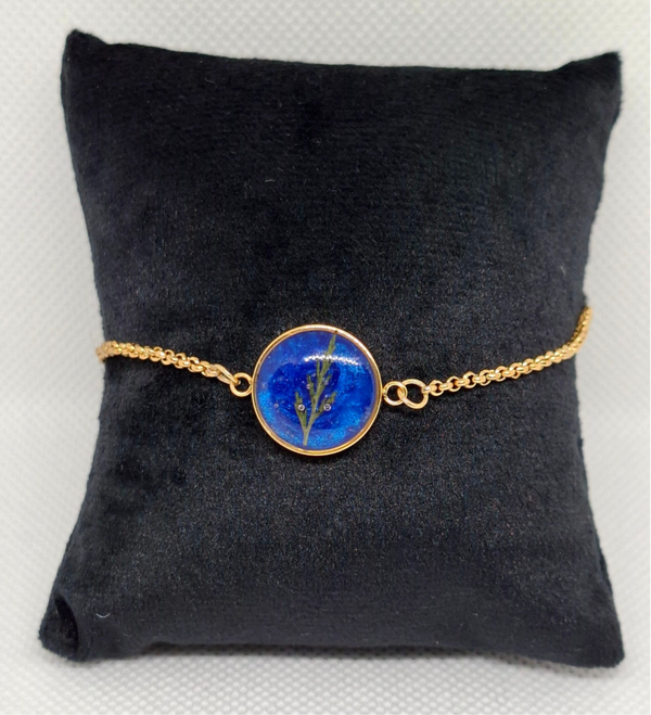 Armband goudkleurig bedel met droogbloem