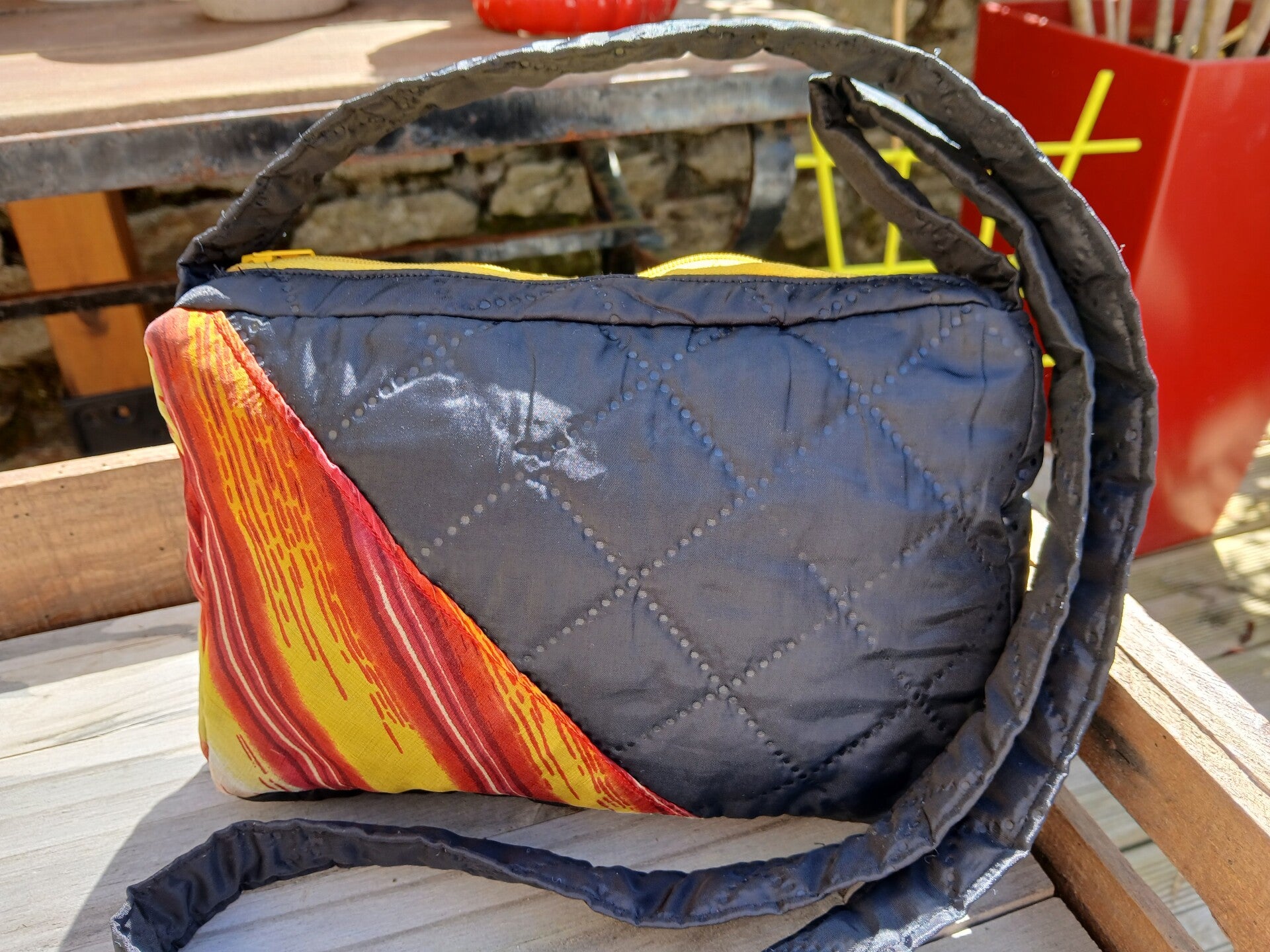 Pochette noire et jaune