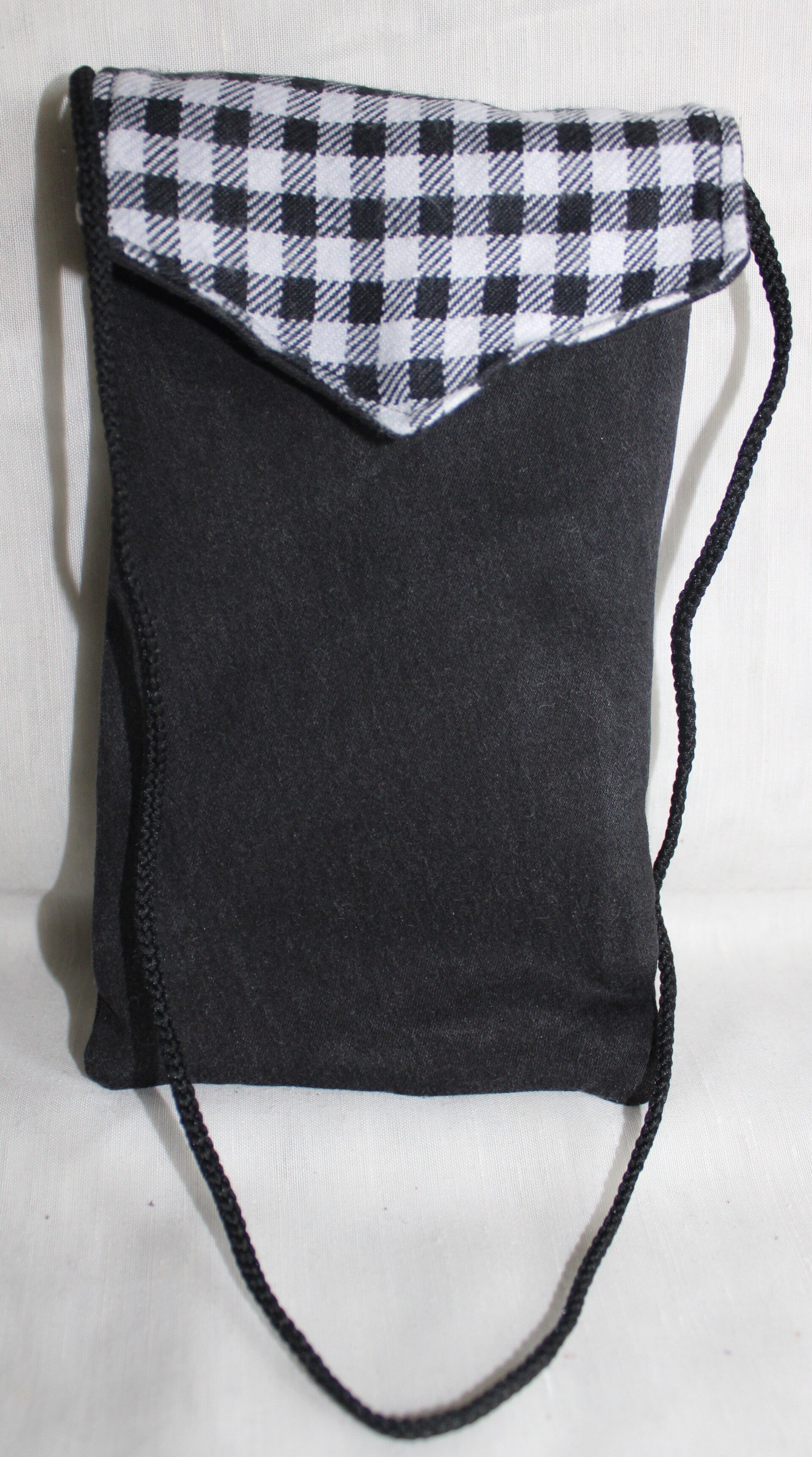 Etui à téléphone à carreaux noirs et blancs