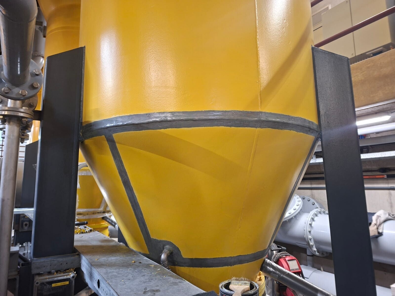 Reactor met plaatselijk verwijderde coating bij de chroom-6-sanering door Intermilieu in Burgum