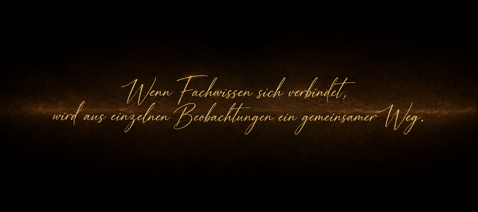 Shared Ground – goldener Schriftzug „Wenn Fachwissen sich verbindet, wird aus einzelnen Beobachtungen ein gemeinsamer Weg“