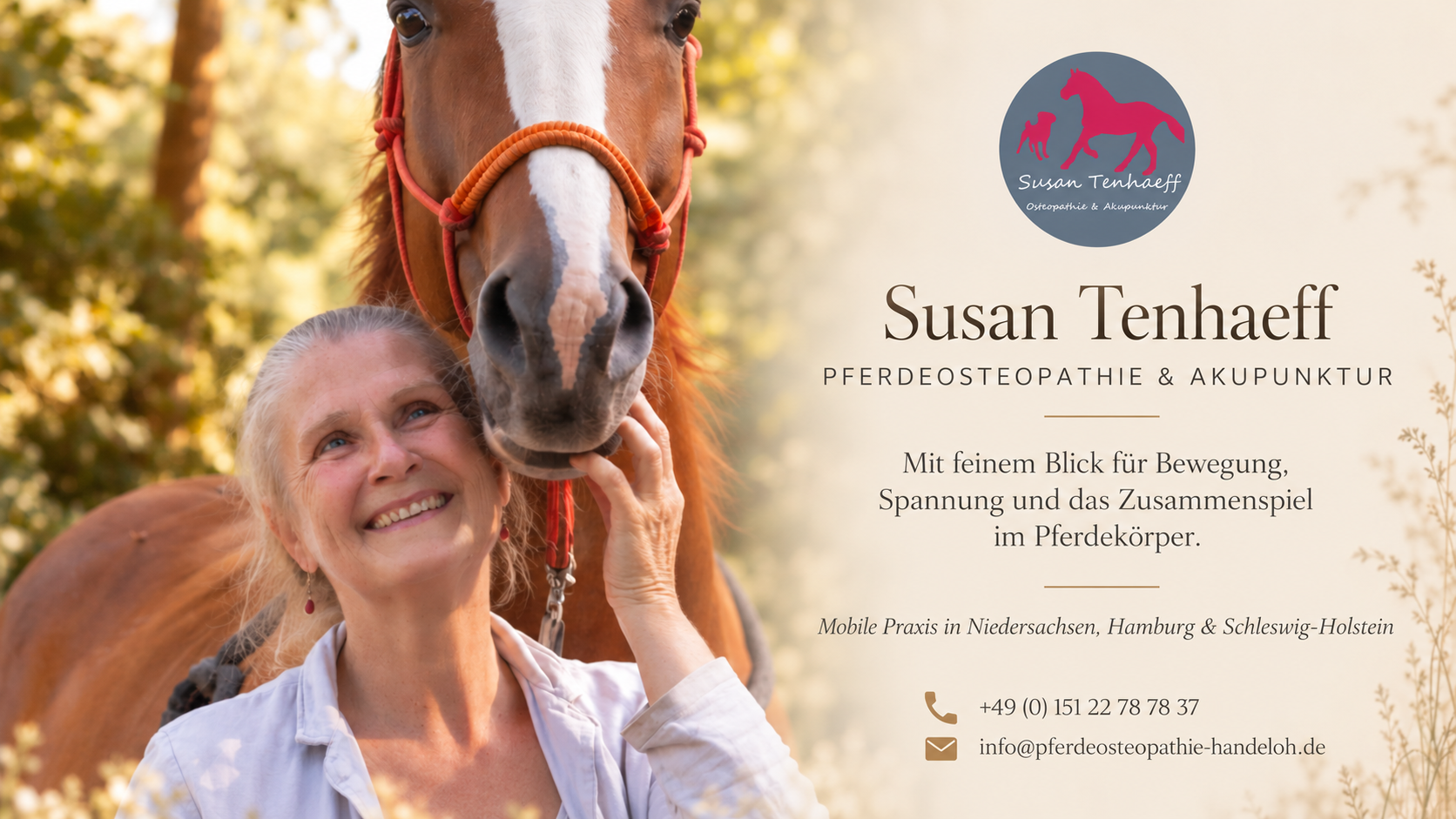 Susan Tenhaeff Osteopathin für Pferde und Hunde blickt fröhlich hoch zu ihrem fuchsfarbenen Pferd