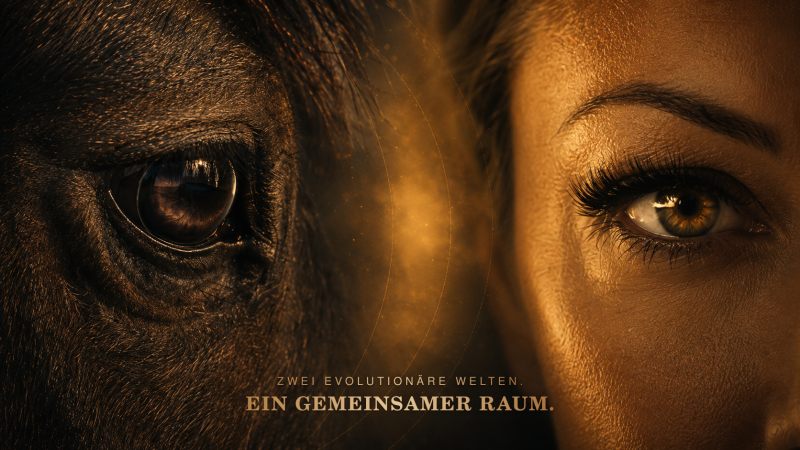 Pferdeauge und menschliches Auge stehen sich im goldenen Licht gegenüber. Text: Zwei evolutionäre Welten. Ein gemeinsamer Raum.