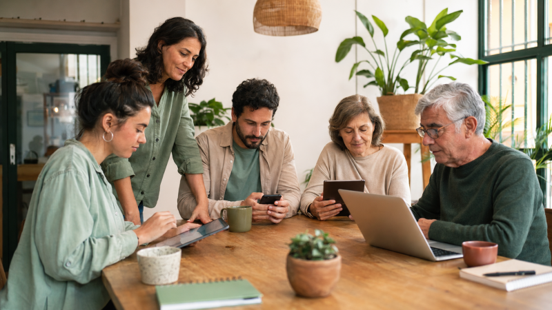 Personas jóvenes y adultas aprendiendo a utilizar ordenadores, tabletas y móviles en un taller de autonomía digital.