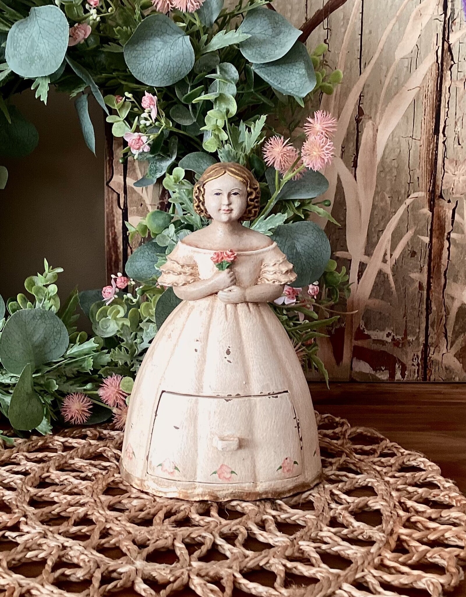 Dame met bloementuiltje/ mini opberglade