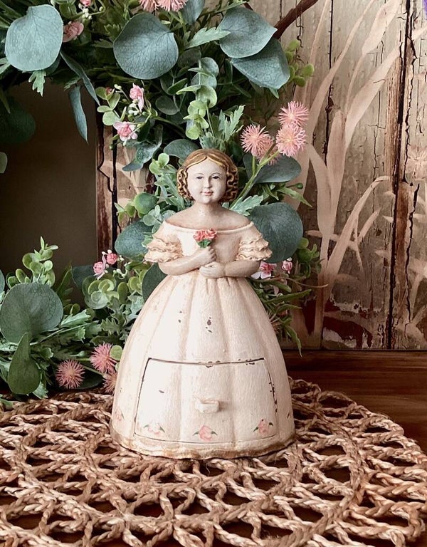 Dame met bloementuiltje/ mini opberglade