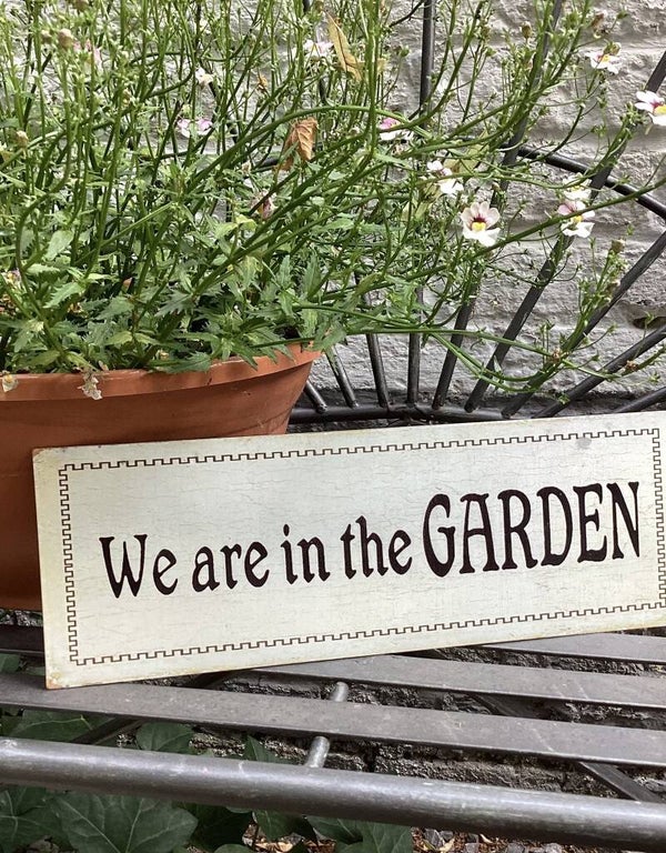 Tekst plaat " We are in the GARDEN"