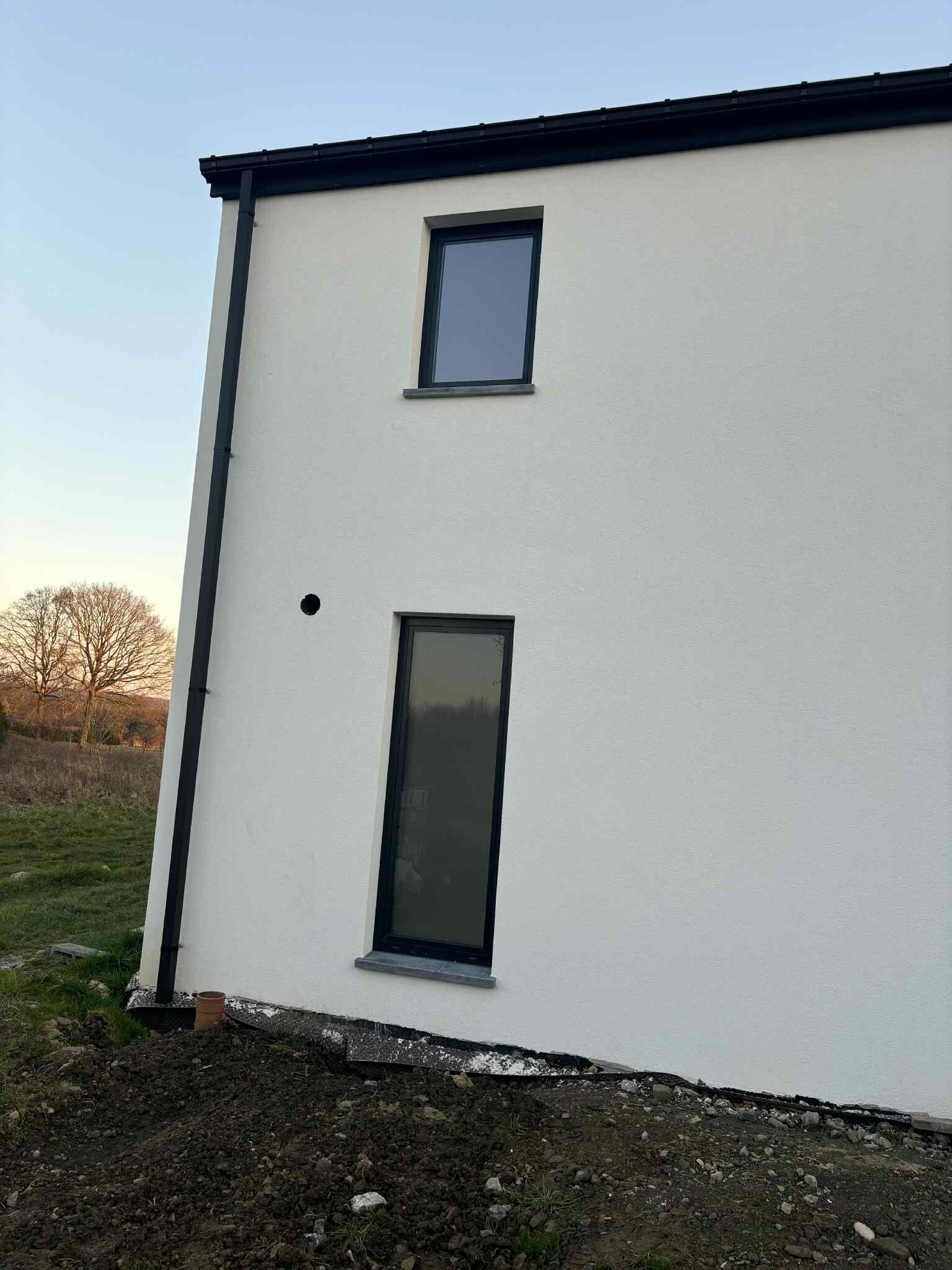 Baie vitrée coulissante grand format posée par AG Pro Châssis Vitrage sur maison résidentielle