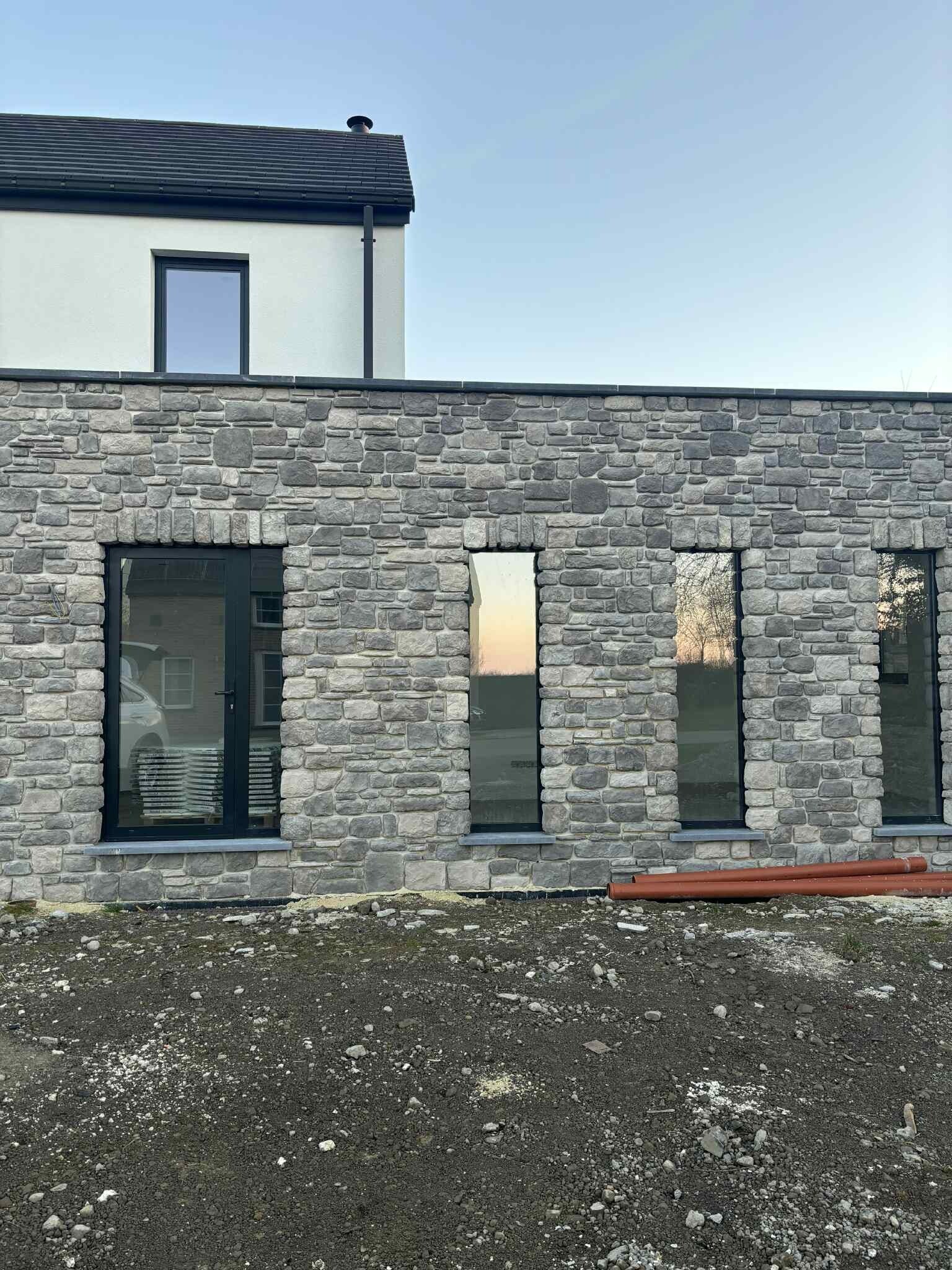 Châssis en aluminium noir à profils fins pour esthétique contemporaine