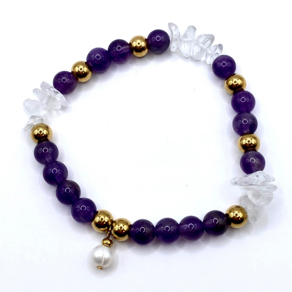 Flexibles Armband mit Amethyst Edelsteinen, Quarzkristall, Süßwasserzuchtperle & 18k IP-vergoldetem Edelstahl