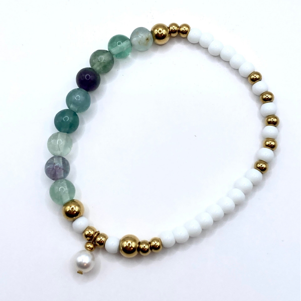 Flexibles Armband mit Fluorid Edelsteinen, Süßwasserzuchtperle & 18k IP-vergoldetem Edelstahl