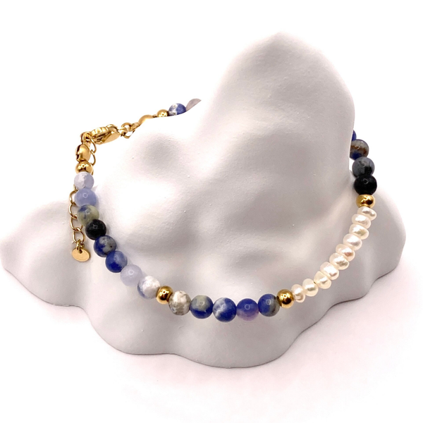 Armband mit Sodalith, Süßwasserzuchtperlen &  18k IP-vergoldetem Edelstahl