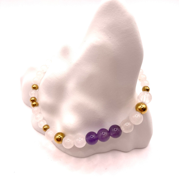 Flexibles Armband mit Amethyst Edelsteinen, weißer Jade und 18k IP-vergoldetem Edelstahl