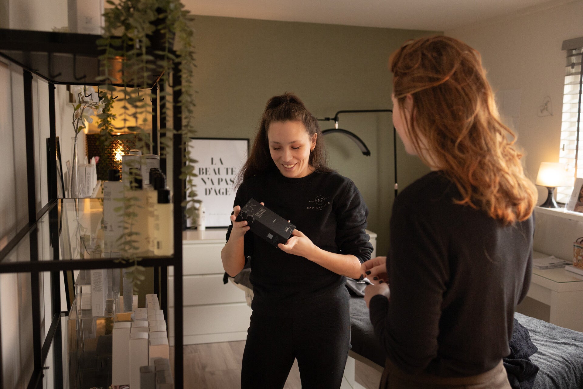 Sandra van Radiant Skin by Sandra adviseert een Medik8 product tijdens een persoonlijk huidtraject in Den Haag