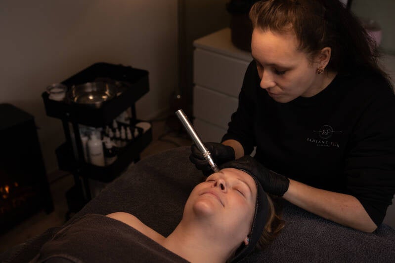 Huidverbeterende gezichtsbehandeling bij Radiant Skin by Sandra in Den Haag.