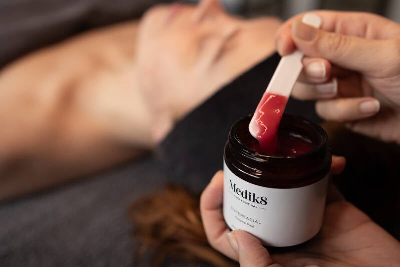 Enzymatische peeling voor het ondersteunen van een gezonde huidvernieuwing.