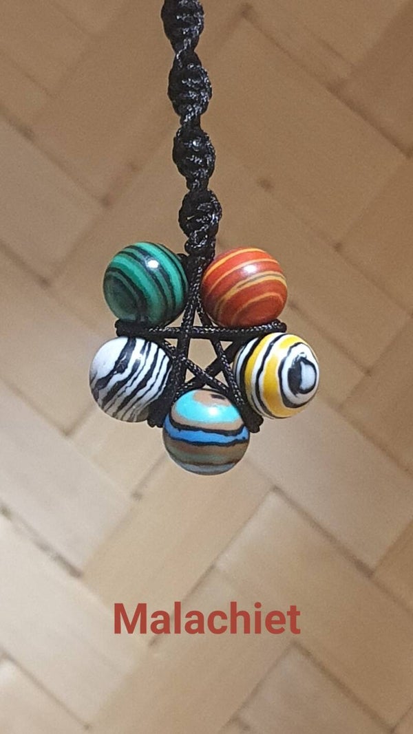 Ketting malachiet (imitatie) multicolor, pentagram en macramé ±40cm