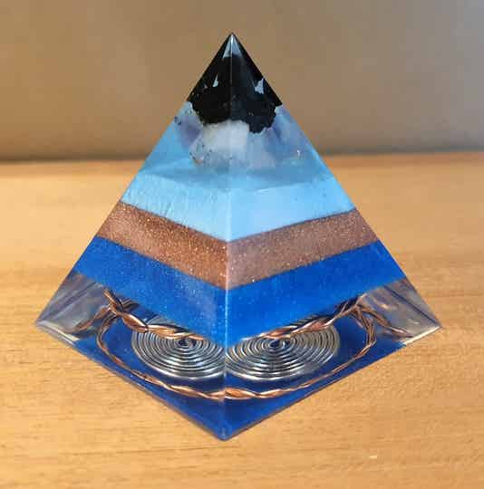 Orgonite piramide helderblauw-brons-donkerblauw