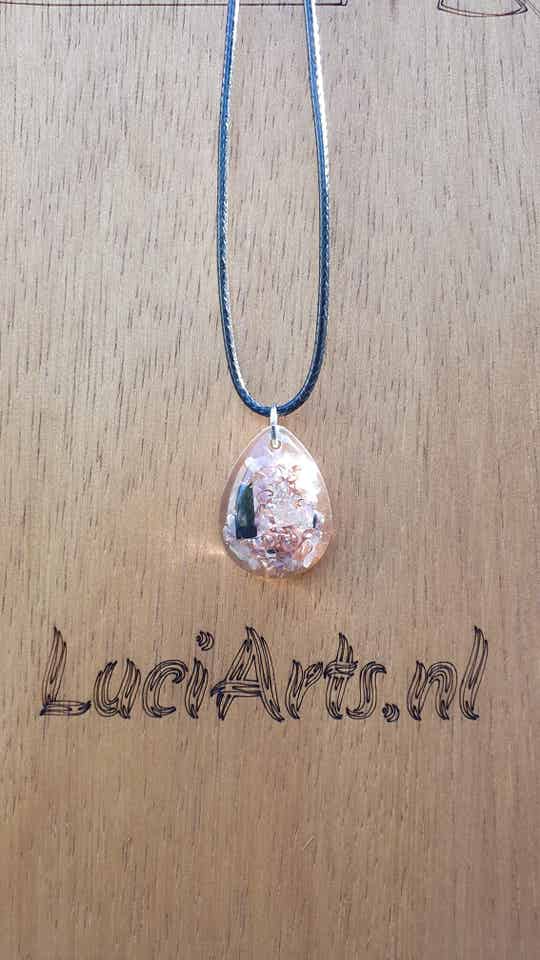 Orgonite ketting + hanger
