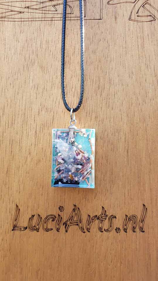 Orgonite ketting + hanger
