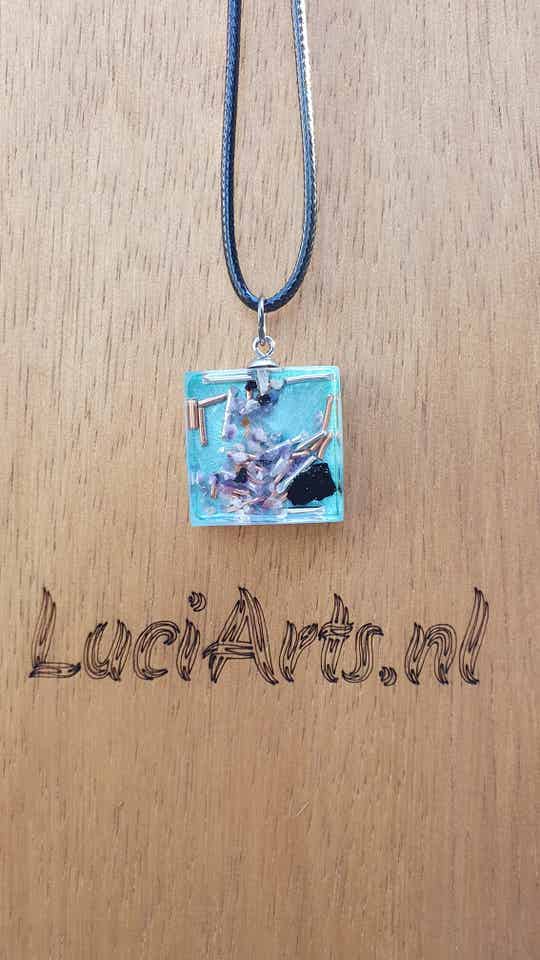 Orgonite ketting + hanger