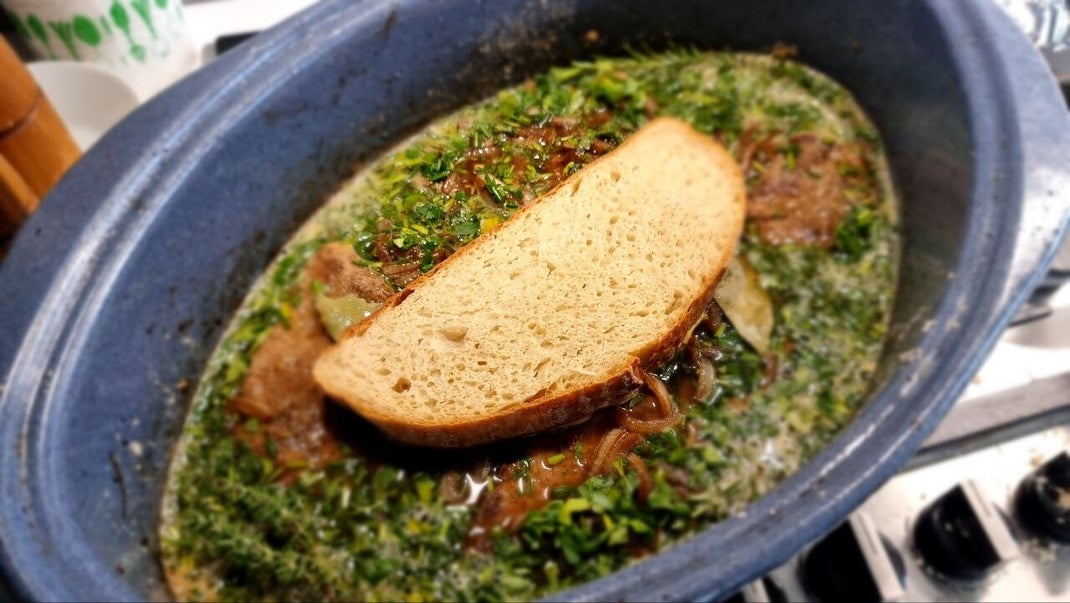 Počasi pečena vratovina s temnim pivom - recept Kulinastično