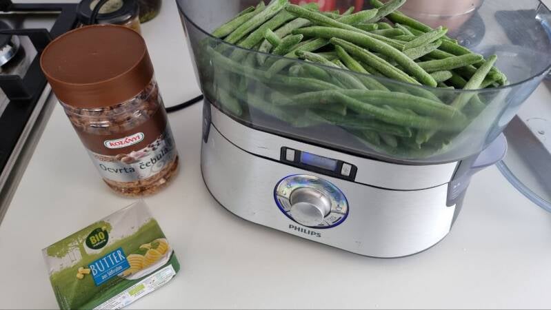 Stročji fižol s praženo čebulo in sezamom - recept Kulinastično