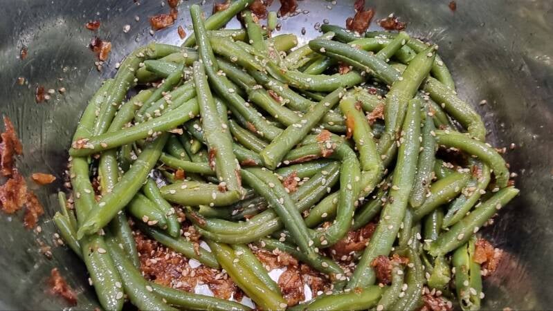 Stročji fižol s praženo čebulo in sezamom - recept Kulinastično