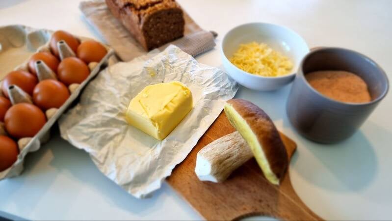 Mehko kuhana jajca z jurčki in krutoni - recept Kulinastično