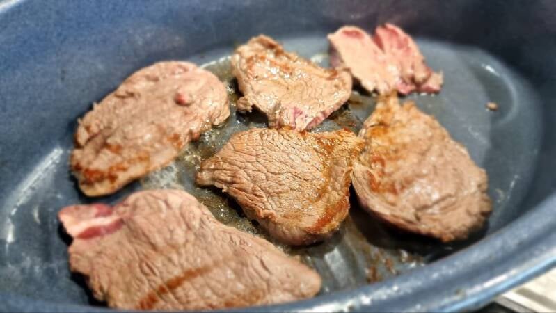 Počasi pečena vratovina s temnim pivom - recept Kulinastično