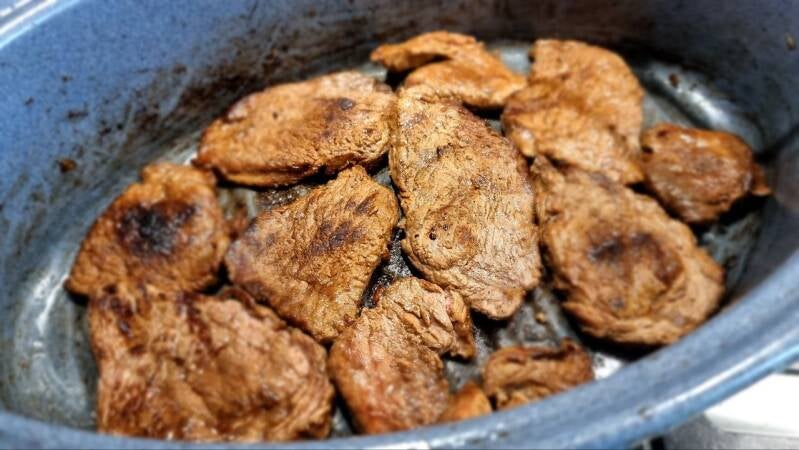 Počasi pečena vratovina s temnim pivom - recept Kulinastično