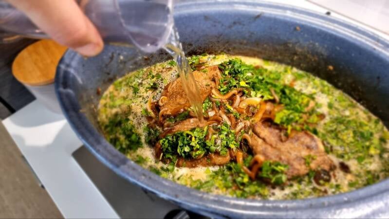 Počasi pečena vratovina s temnim pivom - recept Kulinastično