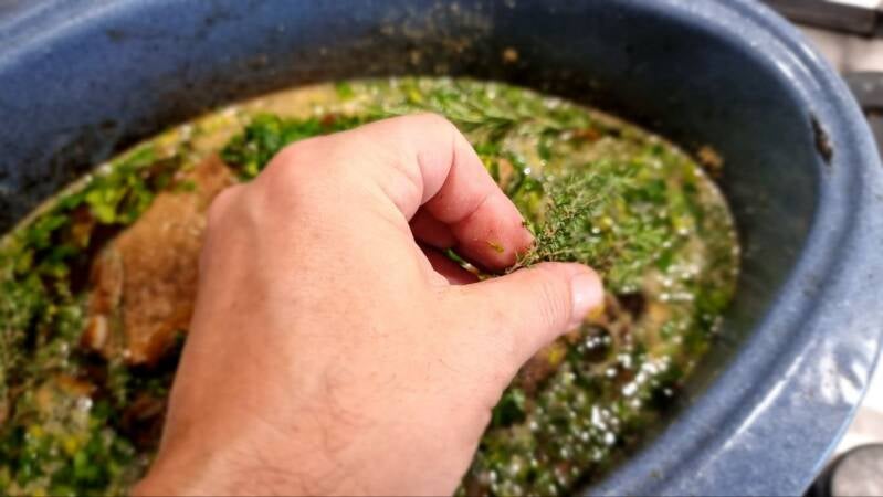 Počasi pečena vratovina s temnim pivom - recept Kulinastično