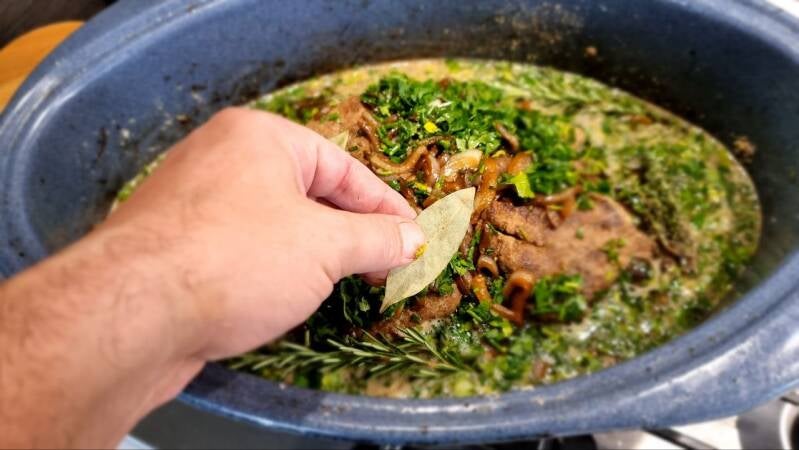 Počasi pečena vratovina s temnim pivom - recept Kulinastično