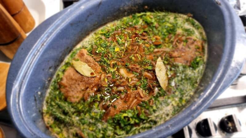 Počasi pečena vratovina s temnim pivom - recept Kulinastično