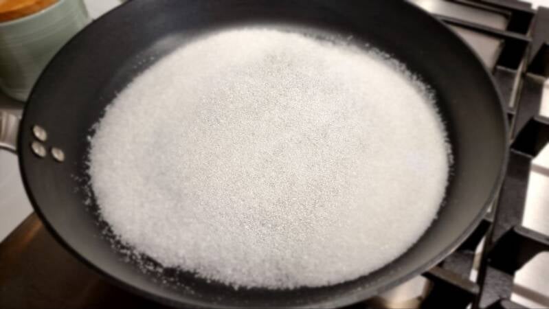 Pohane šnite z vanilijevo kremo in karameliziranimi jabolki - recept Kulinastično