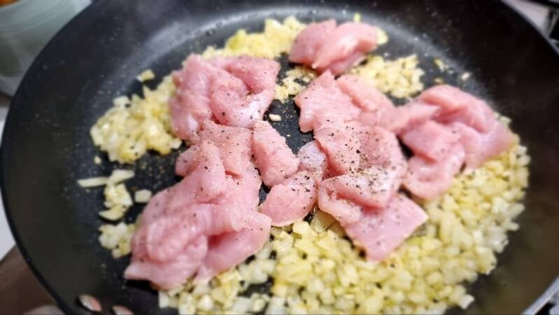 Domači široki rezanci s puranom in gobami v smetanovi omaki - recept Kulinastično