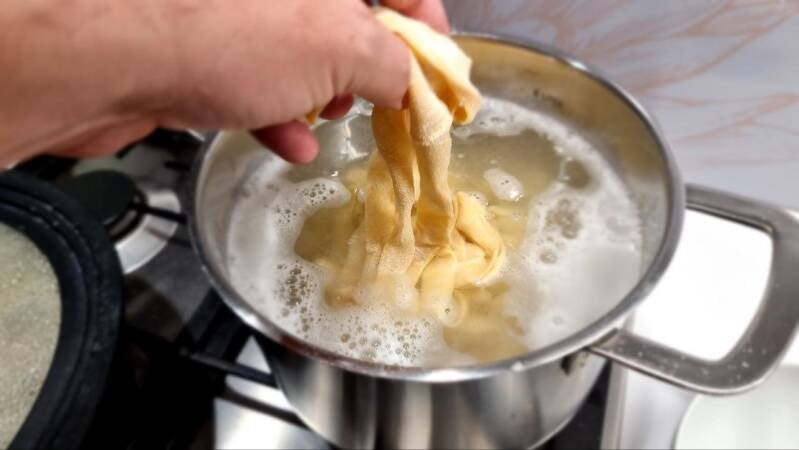 Domači široki rezanci s puranom in gobami v smetanovi omaki - recept Kulinastično