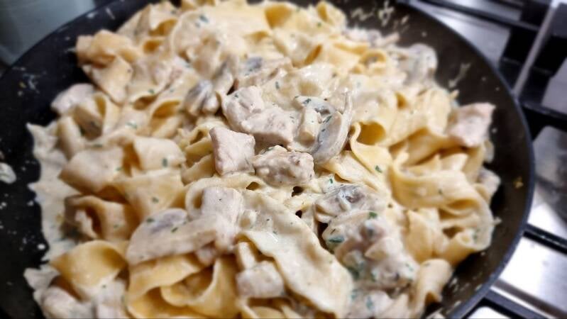 Domači široki rezanci s puranom in gobami v smetanovi omaki - recept Kulinastično