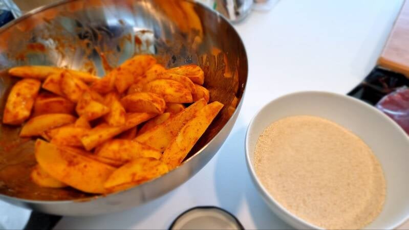 Zrezek mlade govedine s pečenim krompirjem - recept Kulinastično