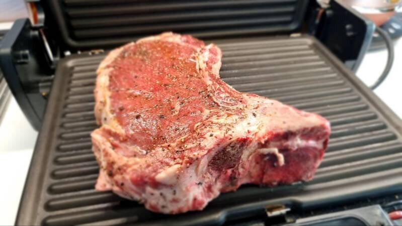 Zrezek mlade govedine s pečenim krompirjem - recept Kulinastično