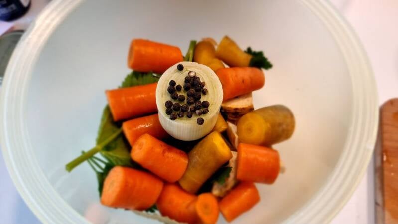 Goveja juha z rezanci - recept Kulinastično